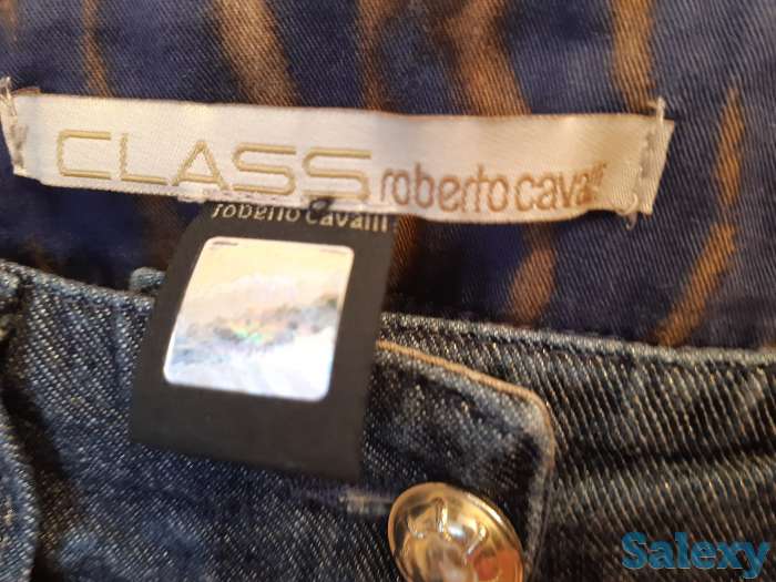 Джинсы классические и модные, синие и красные, с вышивкой и короткие, фотография 7