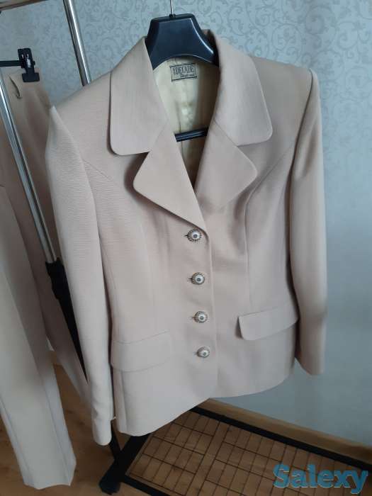 Бежевый костюм для офиса или университета, фотография 2