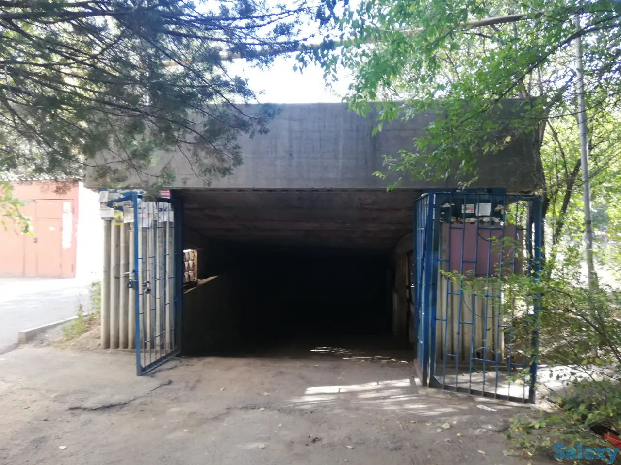 Подземный гараж со смотровой канавой в центре города, фотография 6