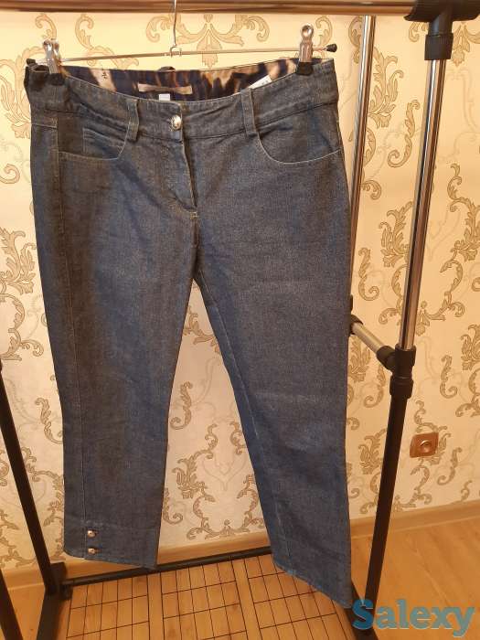 Джинсы классические и модные, синие и красные, с вышивкой и короткие, фотография 6