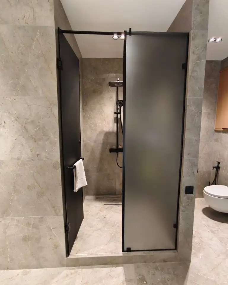 Изготовление и монтаж душевых перегородок из каленого стекла на заказ, фотография 2