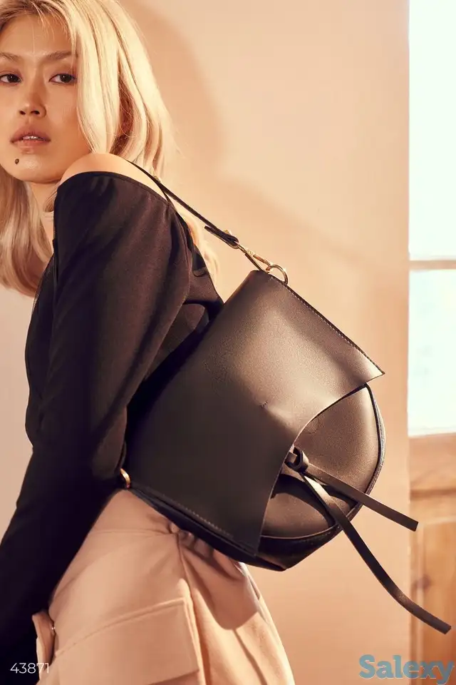 Черная сумка с клапаном, фотография 1