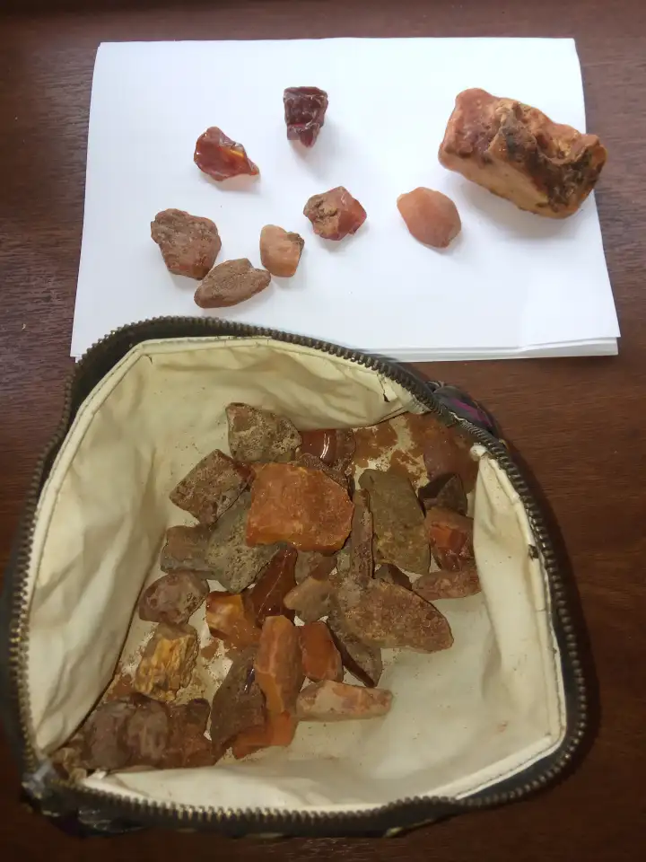 Продам брошь с балтийским янтарём, в отличном состоянии, изготовлена в 1961-ом году, на заказ, стоимость 25000 тенге. Пр, фотография 3