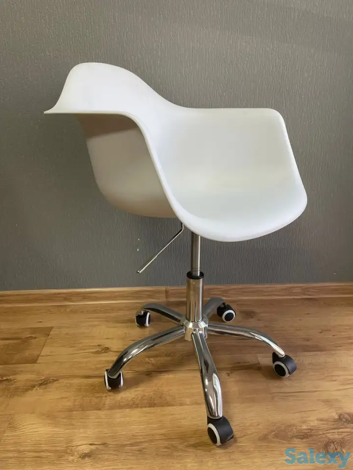 Большой ассортимент стульев и кресел, фотография 11