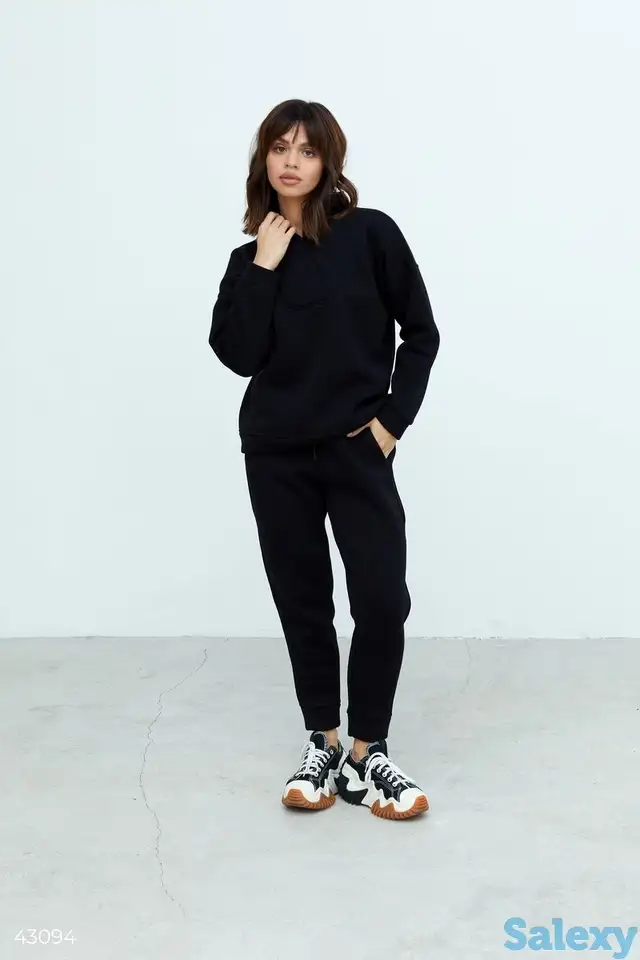 Черный костюм из ворсистого трикотажа, фотография 1