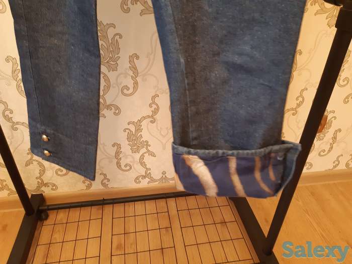 Джинсы классические и модные, синие и красные, с вышивкой и короткие, фотография 8