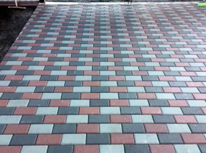 Укладка тротуарной плитки  Установка поребриков и бардюров  Преобразуем ваш двор в красоту и удобства.  Качественно и, фотография 4