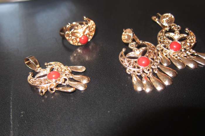 Бижуте́рия — украшения из недорогих материалов. , фотография 4