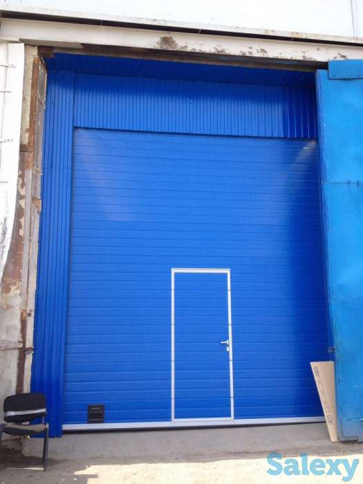 Промышленные секционные автоматические ворота со встроенной калиткой, фотография 2
