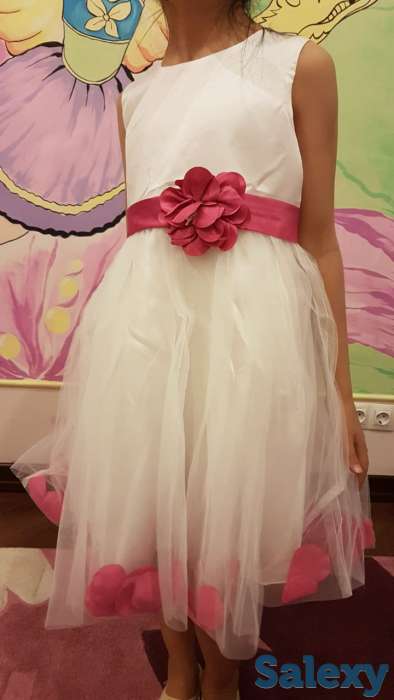 Платье нарядное белое с кремовым, детали цвета фуксии, недорого, фотография 3