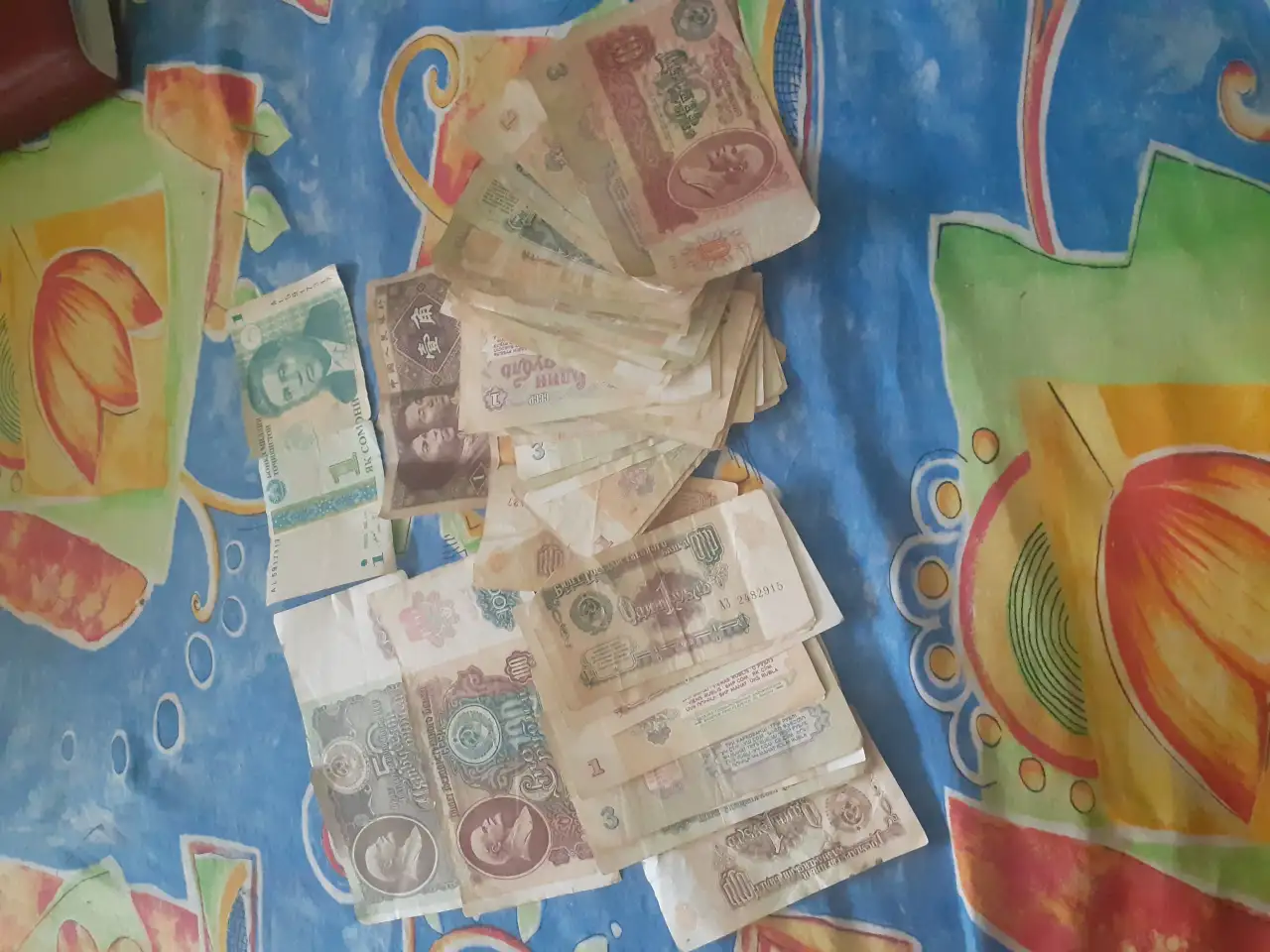 монеты банкноты разные, фотография 1