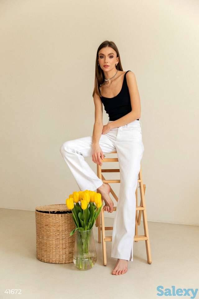 Белые джинсы с разрезами, фотография 1