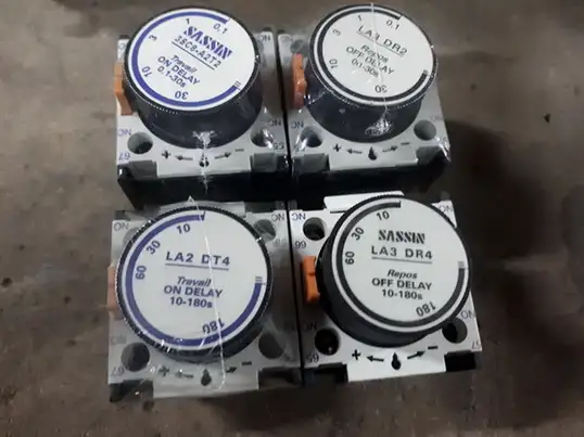 Дополнительный контактный блок зажержки времени  к пускателю LA2-DT4   задерка влк10-180cекon, фотография 1