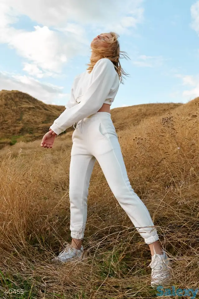 Белый костюм с кроп-топом, фотография 1