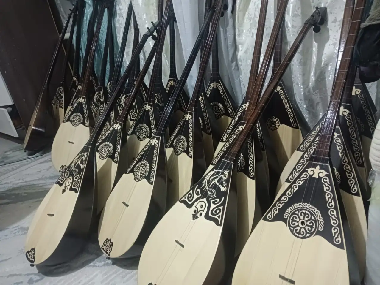 Ксби домбыралар сатылымда, фотография 1