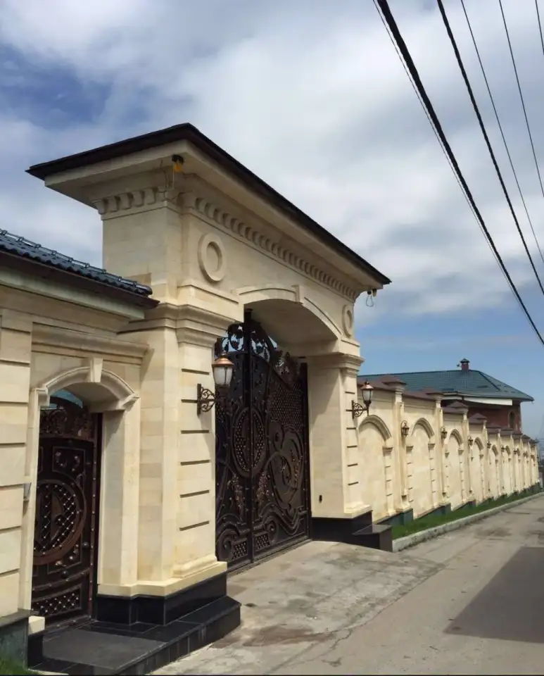 Забор из травертина и гранита на заказ. Монтаж забора с 20-летним опытом, фотография 1