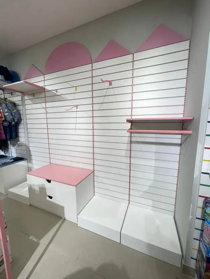 Торговое оборудование для магазина одежды. Пристенный стеллаж, фотография 3