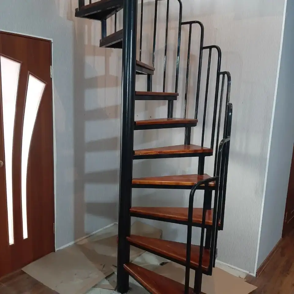 Продаю винтовую металлическую лестницу в 2х уровневой квартире, фотография 2