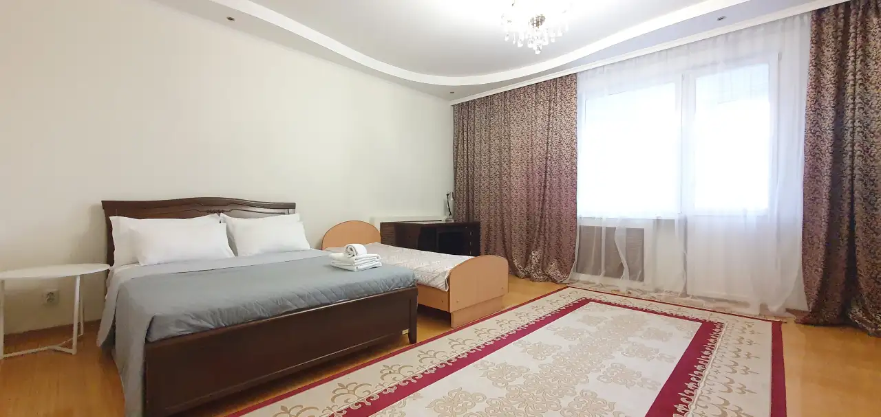 3- х комн с 4-мя кроватями и раскладным диваном с видом на Байтерек, фотография 1