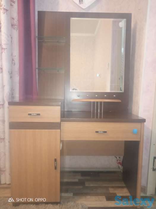 Продам туалетный столик отличного качества.Столик тяжёлый не из МДФ б/у продаем в связи что покупаем новый шкаф ., фотография 7