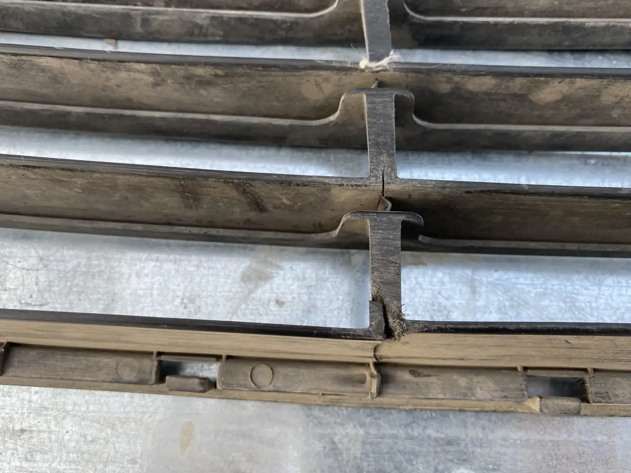 Решетка радиатора нижняя Solaris, фотография 5