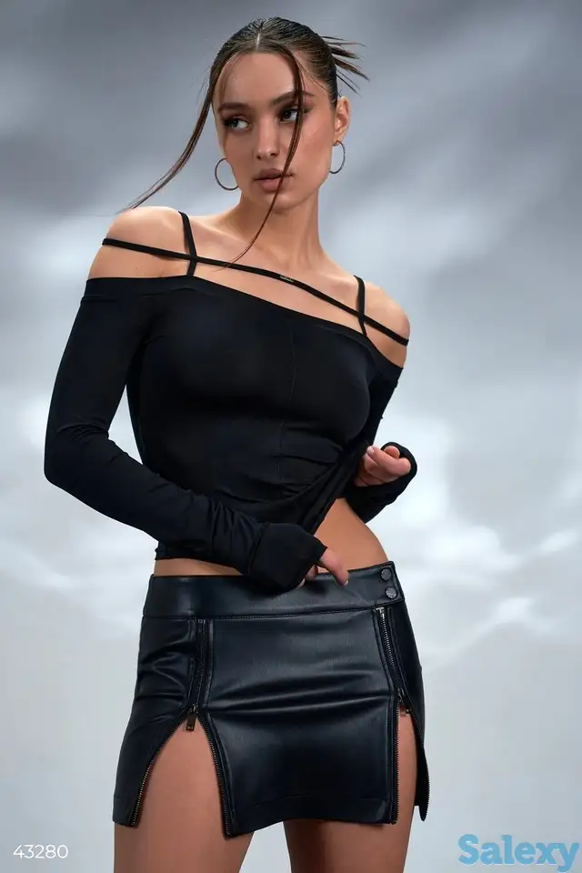 Черный лонгслив на бретелях, фотография 1