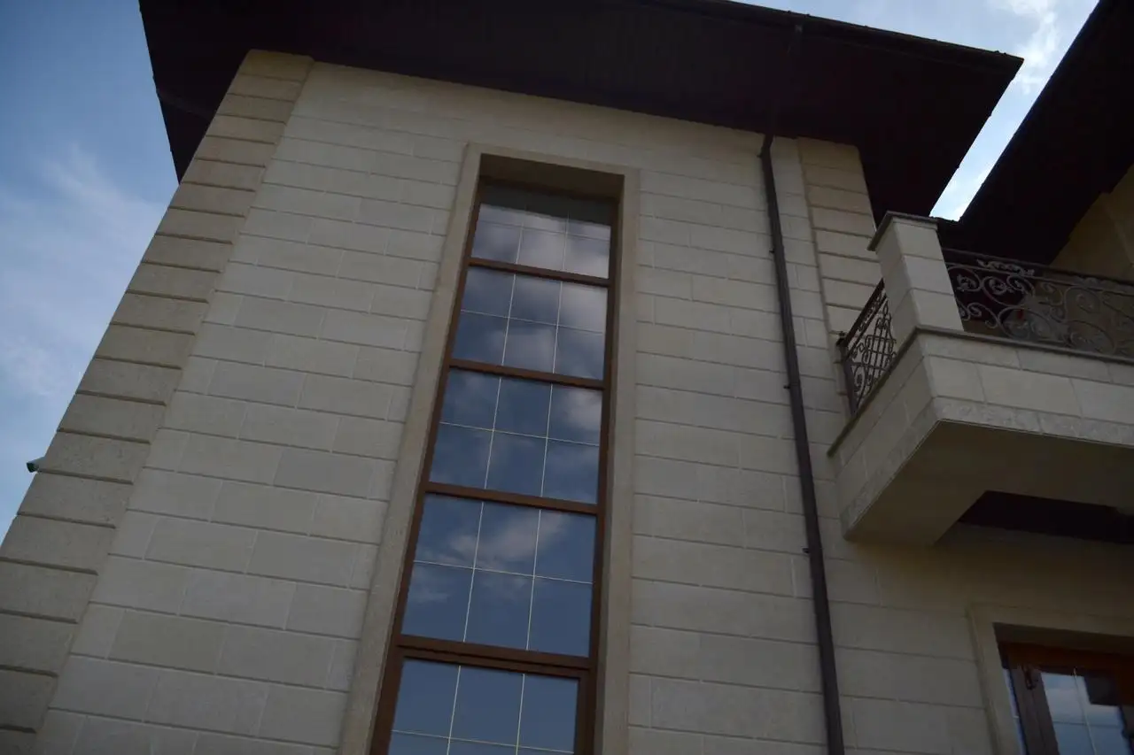 Травертиновое обрамление окон арки и прямые, изготавливаем и монтируем. Любая сложность., фотография 1