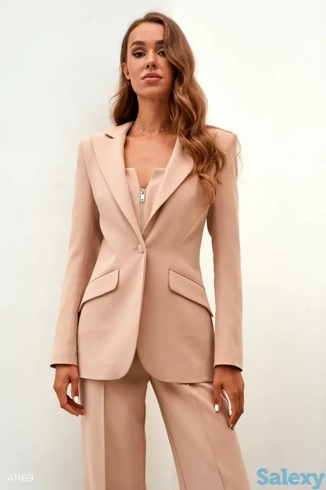 Трендовый жакет бежевого цвета, фотография 1