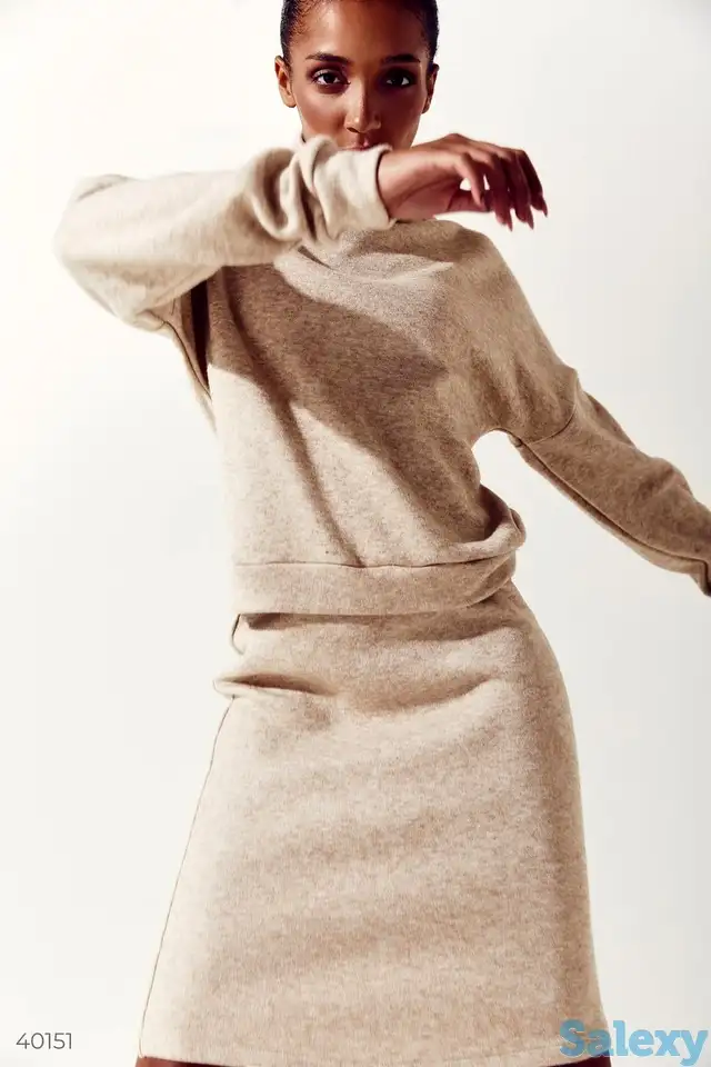 Бежевый трикотажный костюм с юбкой, фотография 1