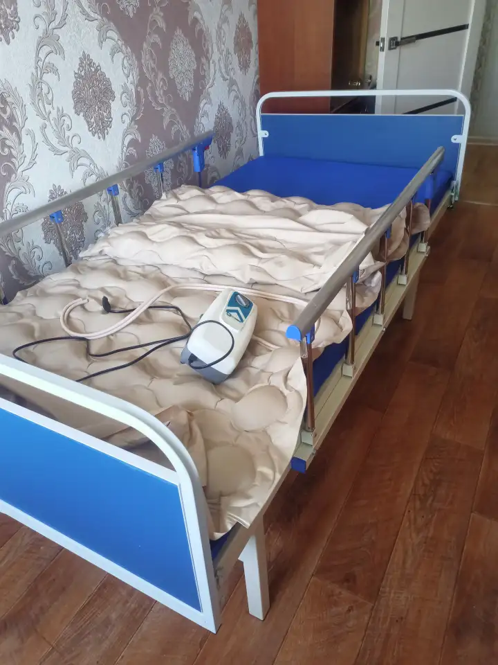 Кровать для лежачих,с подъёмным механизмом , антипролежневый матрас,кресло каталка с ёмкостью., фотография 3