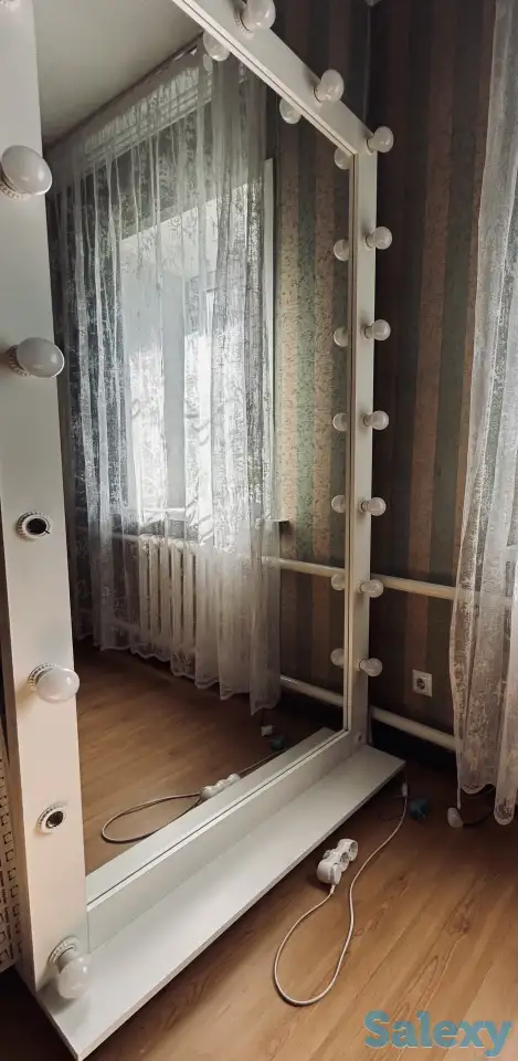 Зеркало с софитами, фотография 1