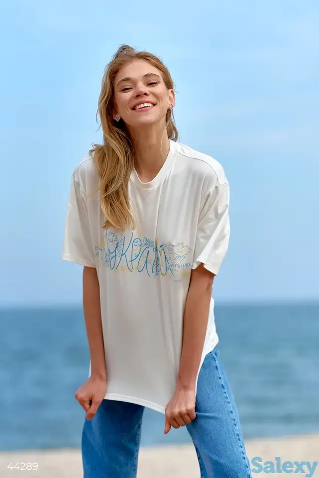 Молочная футболка с принтом, фотография 1