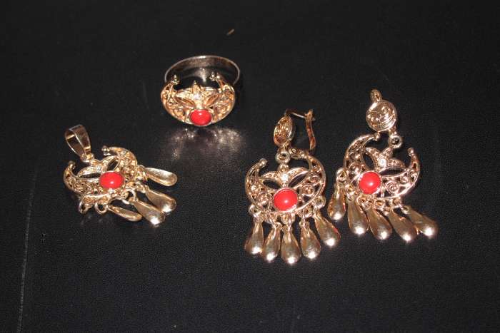 Бижуте́рия — украшения из недорогих материалов. , фотография 6