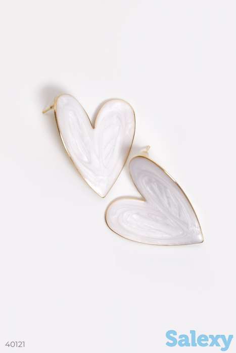 Белые серьги-сердце с золотистой основой, фотография 1