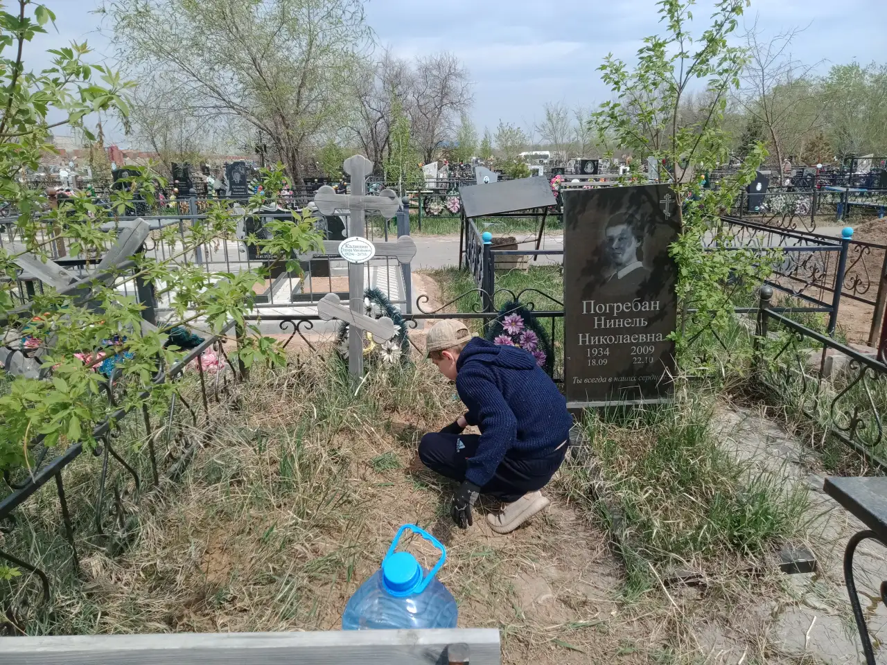 Уход за могилами на кладбище, фотография 1