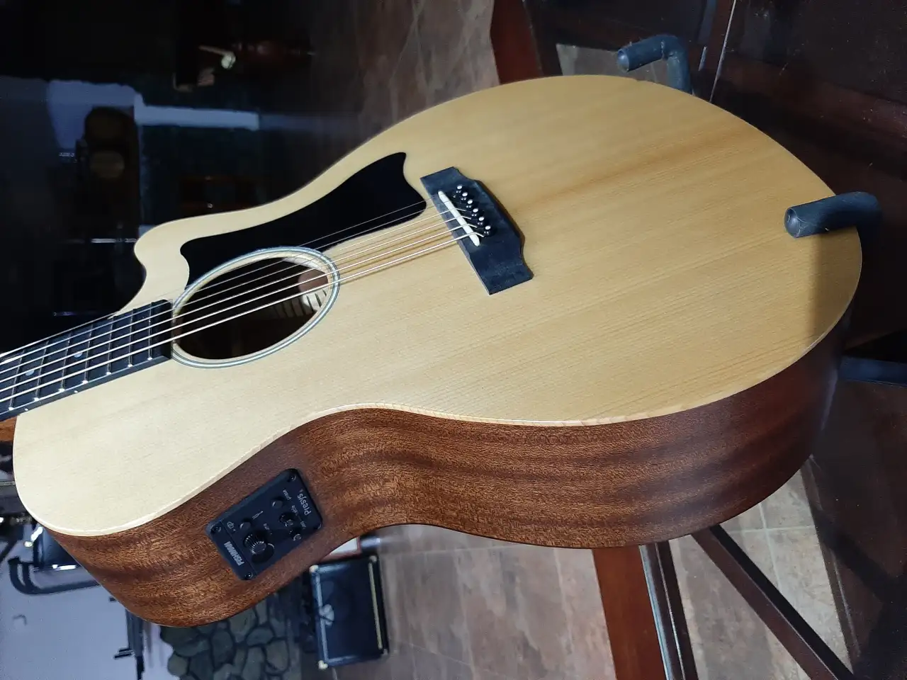 Продам электроакустическую гитару, гитарный комбоусилитель, беспроводную акустическую систему, микрофонную стойку с микр, фотография 3