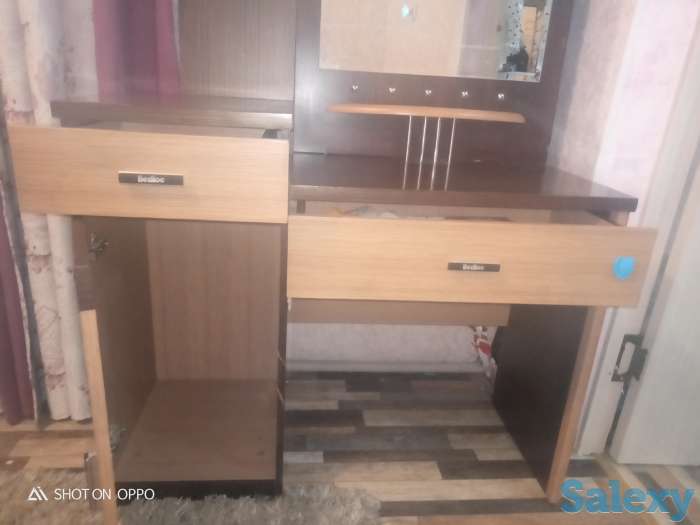 Продам туалетный столик отличного качества.Столик тяжёлый не из МДФ б/у продаем в связи что покупаем новый шкаф ., фотография 3