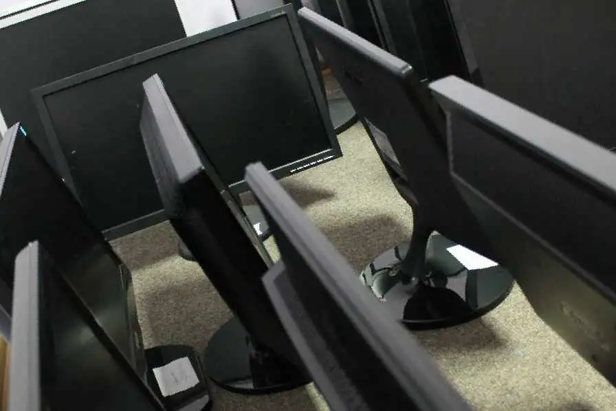 LG Flatron L1960tr Glossy-Black 19, фотография 4