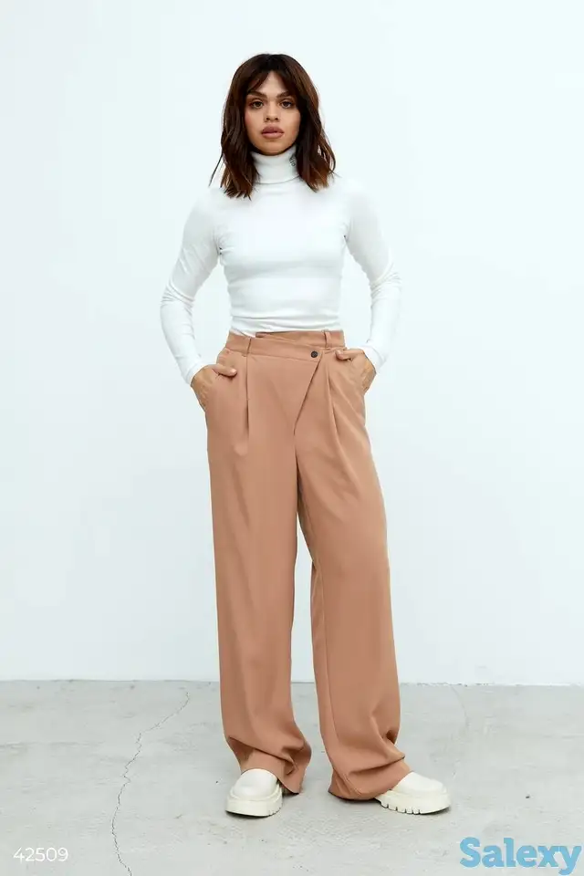 Бежевые брюки прямого кроя, фотография 1