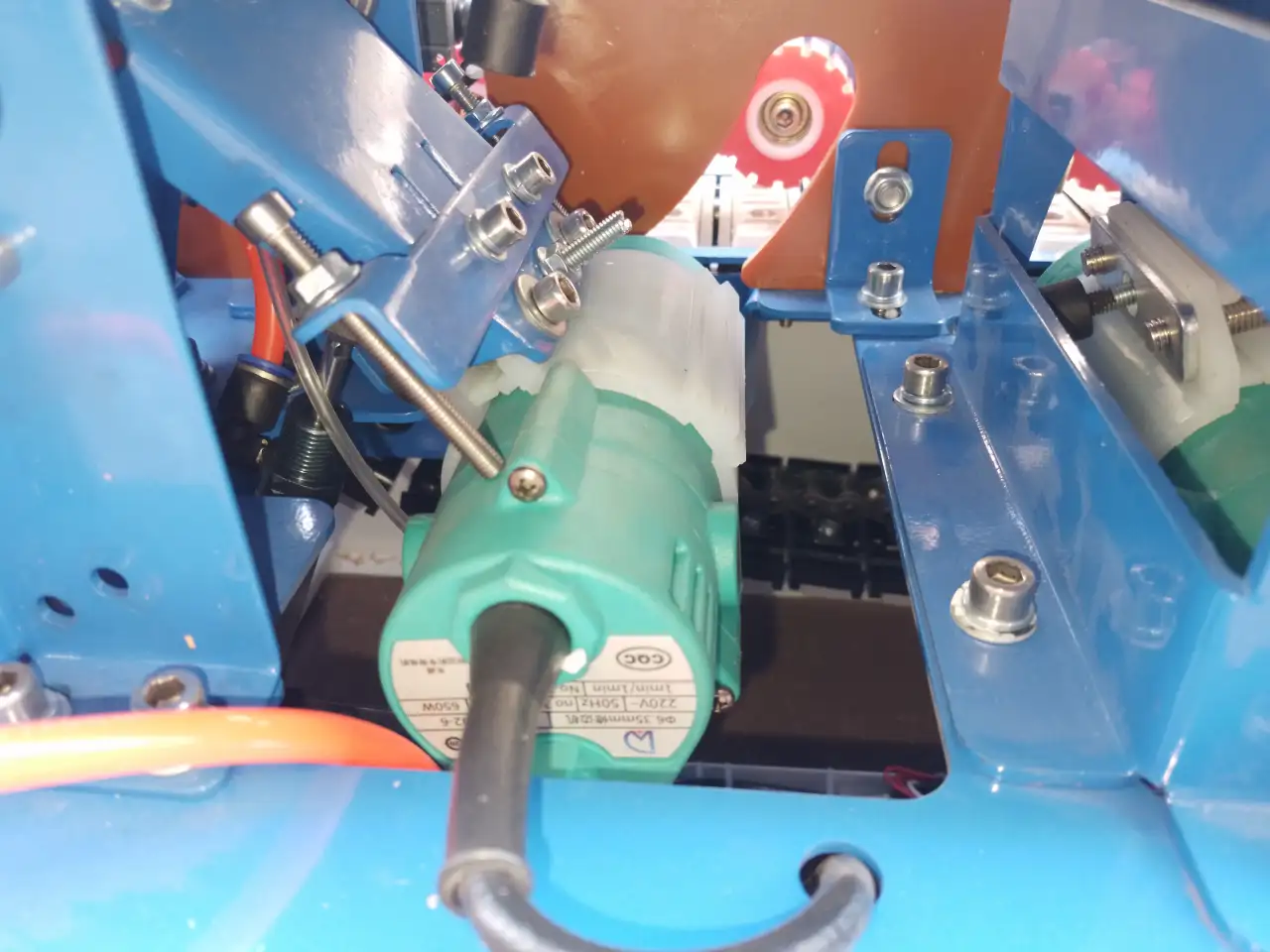 Кромкооблицовочный станок DM-117 PRO c автоматической подачей заготовки, фотография 3