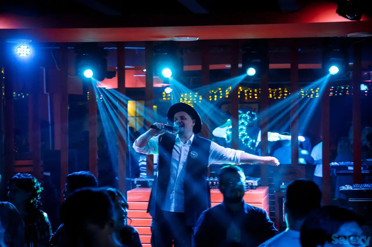 Певец на казахском и русском языках, фотография 3