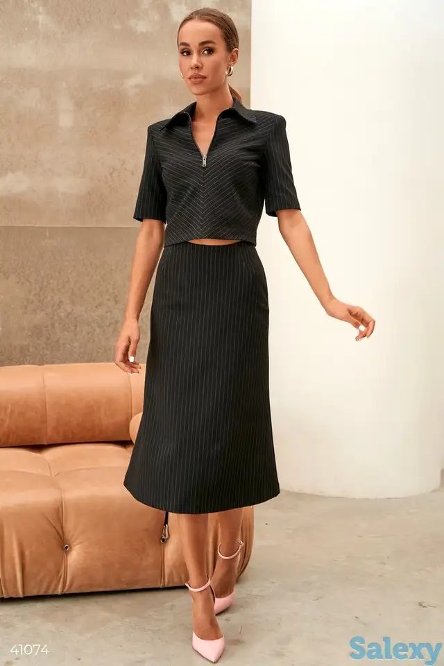 Черный костюм с юбкой миди, фотография 1